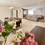 Appartement Luxury Penthouse Sky & Jacuzzi-olivia *