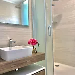 Luxury Penthouse Sky & Jacuzzi-olivia