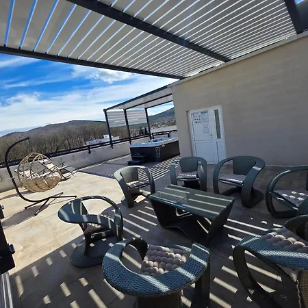 Luxury Penthouse Sky & Jacuzzi-olivia *