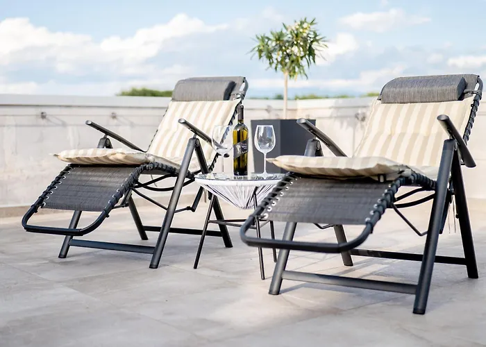 Luxury Penthouse Sky & Jacuzzi-olivia