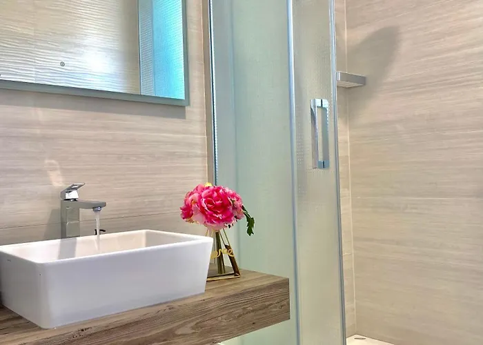 Luxury Penthouse Sky & Jacuzzi-olivia