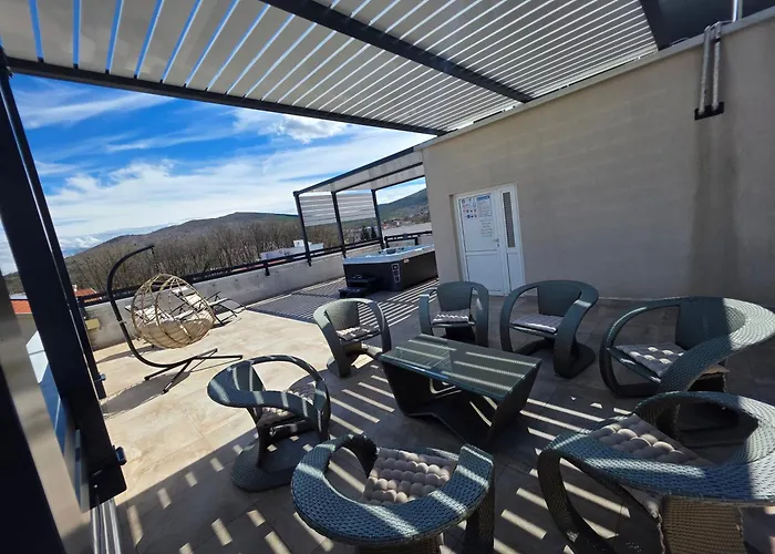 Luxury Penthouse Sky & Jacuzzi-olivia *